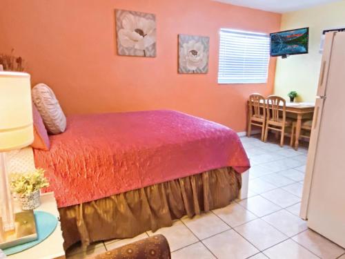 圣徒皮特海滩Bella Sirena Inn的一间卧室设有一张床和一间用餐室