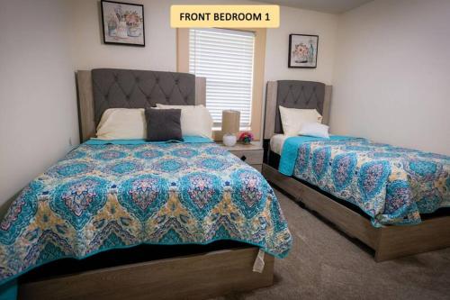 休斯顿Downtown - 14 Miles - Cedardale的一间卧室配有两张床,卧室里有一个标牌