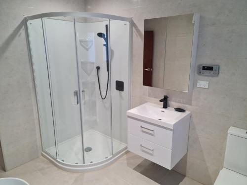 马斯特顿Brand New Home - Central Masterton的带淋浴和盥洗盆的白色浴室