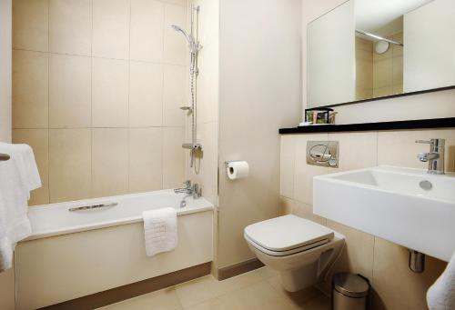 豪士罗赫斯顿海德酒店 的浴室配有盥洗盆、卫生间和浴缸。