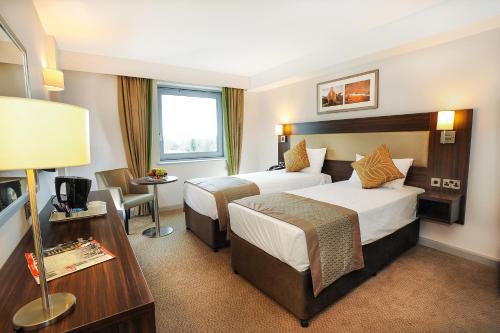 豪士罗赫斯顿海德酒店 的酒店客房配有两张床和一张书桌