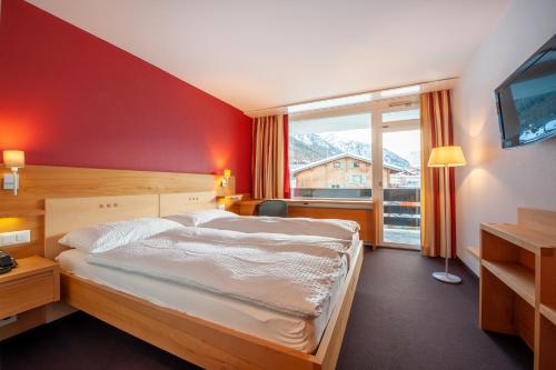 格雷兴加迪酒店的酒店客房设有一张床和一个大窗户