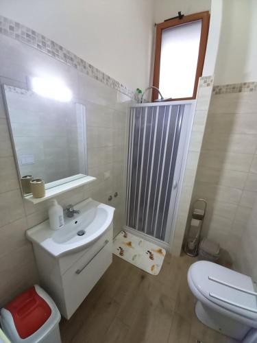 雷焦卡拉布里亚Bella Reggio的一间带水槽、卫生间和镜子的浴室