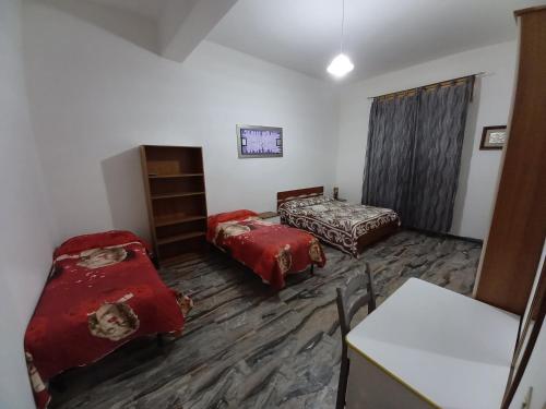 雷焦卡拉布里亚Bella Reggio的一间带两张床和一张沙发的客厅