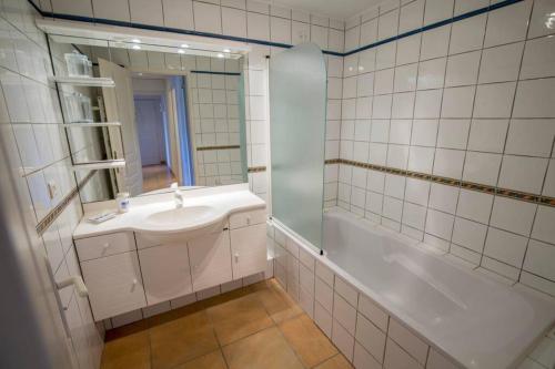 拉特斯特德布赫Forest flat / Terrasse-spa-bbq-10min à pieds de la plage的白色的浴室设有水槽和镜子