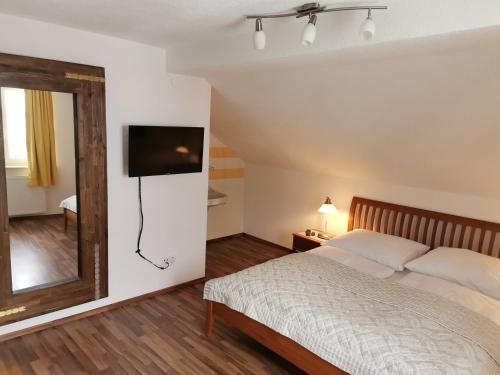 巴德米滕多夫库尔姆乡村别墅的一间卧室配有一张床和镜子