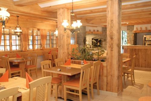 菲施菲协霍夫酒店的餐厅拥有木墙和桌椅
