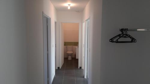 昂古莱姆Maison entière moderne tout confort de 92m²的走廊通往带卫生间的浴室