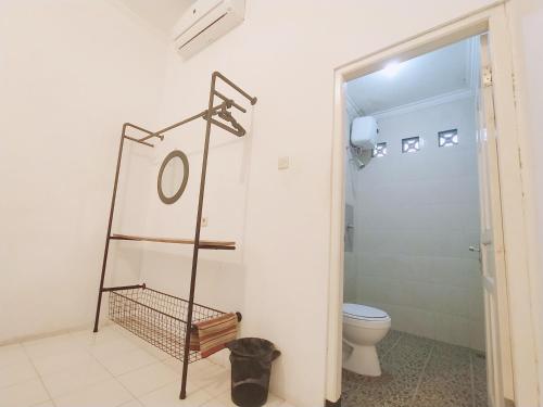 日惹Pojok Pas的一间带卫生间和毛巾架的浴室