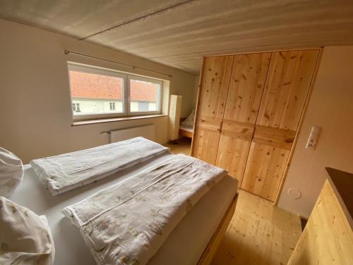 Deutsch GoritzStockers kleines Dorfhotel的一间小卧室,配有两张床和窗户
