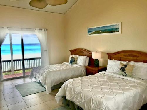 乔治镇St Francis Resort的一间带两张床的卧室,享有海景