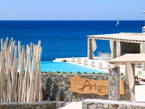 PaliochoriArtemis Seaside Resort的背景海洋度假村的标志