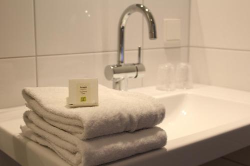 哈默伦哈姆伦瓦品酒店的浴室水槽顶部的一大堆毛巾