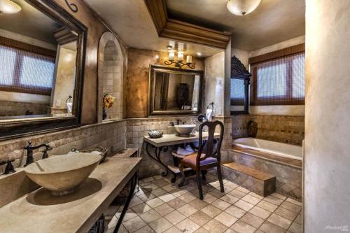卡波圣卢卡斯Villa Lucia Arch and Lands End Views - 4200 sq ft Luxury Villa的浴室配有两个盥洗盆、浴缸和盥洗盆。