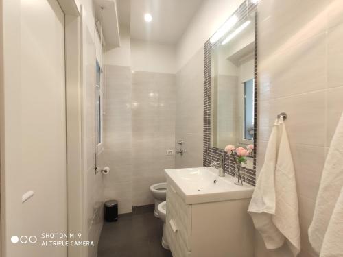 米兰Luxury House Love的白色的浴室设有水槽和卫生间。
