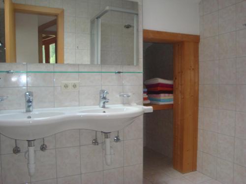 施图拜河谷新施蒂夫特Alpenhaus Christian的一间带水槽和镜子的浴室