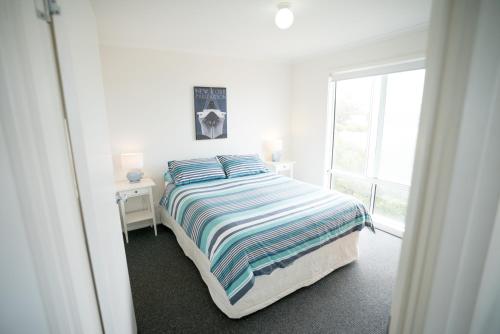米德尔顿SeaWatch-Sea Views的白色的卧室设有床和窗户