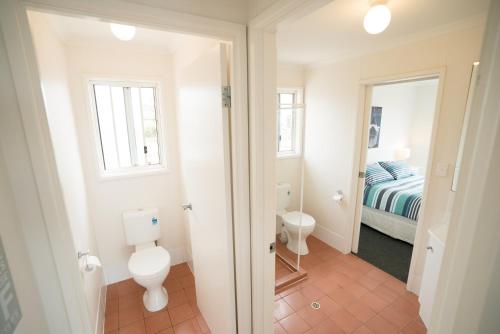 米德尔顿SeaWatch-Sea Views的一间带卫生间的浴室和一张位于客房内的床。
