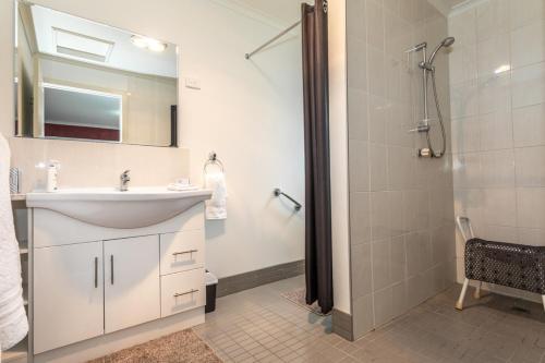 SpreytonAltona Garden Retreat的白色的浴室设有水槽和淋浴。