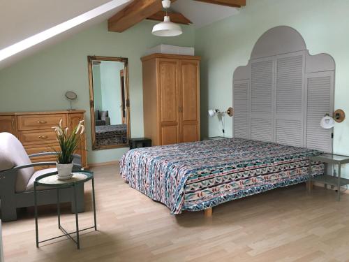 奈达AV villa的一间卧室配有一张床、梳妆台和镜子