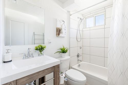 科罗拉多斯普林斯Well-Stocked, Family Friendly Home on the Westside STR-1669的白色的浴室设有水槽和卫生间。