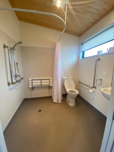 纳尔逊Country Retreats on Ranzau 1的一间带卫生间、水槽和窗户的浴室