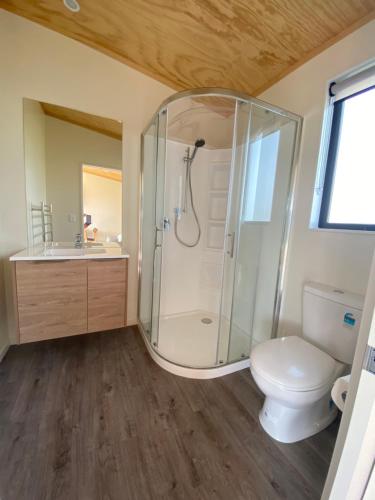 纳尔逊Country Retreats on Ranzau 3的带淋浴和卫生间的浴室