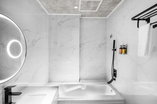 吉隆坡A&R Urban Hotel的白色的浴室设有水槽和镜子