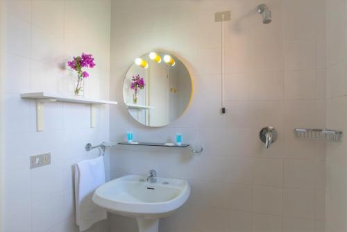 罗通多港Residence Bouganville的白色的浴室设有水槽和镜子