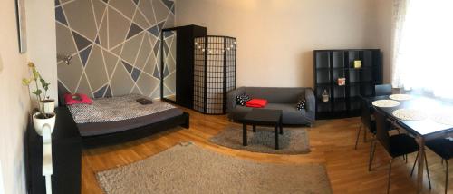 布达佩斯Dorothy apartment near Budapest City Park的客厅配有床和桌子