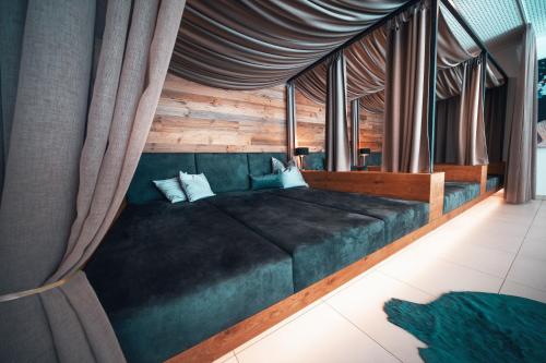 斯拉德明Sun Lodge Schladming by Schladming-Appartements的一间卧室配有带窗帘的大型绿床