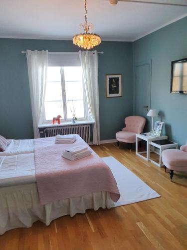 隆斯许坦朗诗唐布鲁克酒店的一间卧室设有一张大床和一个窗户。