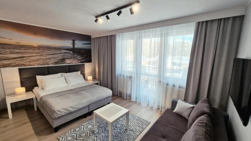 斯维诺乌伊希切Apartament Baltic的一间卧室配有一张床和一张沙发