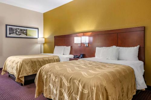 泽弗希尔斯Quality Inn Zephyrhills-Dade City的一间酒店客房,房间内设有两张床