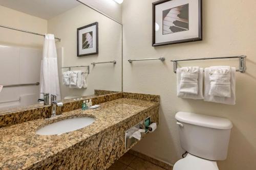 泽弗希尔斯Quality Inn Zephyrhills-Dade City的相册照片