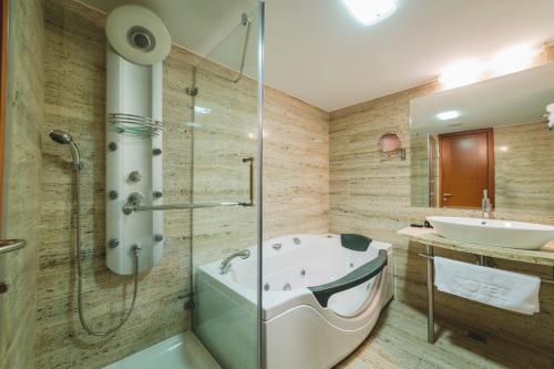 波德戈里察波德戈里察酒店的带浴缸和盥洗盆的浴室