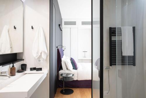 米兰BMORE Duomo - Luxury Apartments near Duomo的白色的浴室设有床和水槽