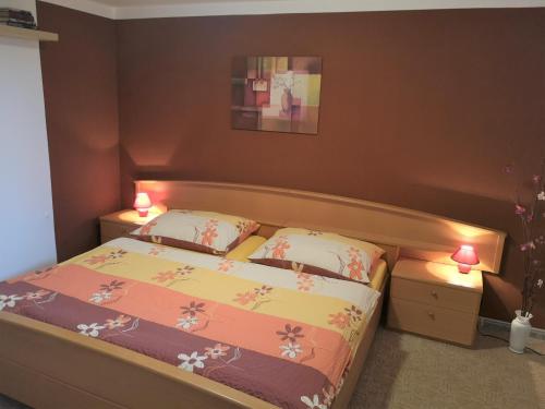 利贝雷茨马塞拉利贝雷茨公寓的一间卧室配有一张带两盏灯的床。