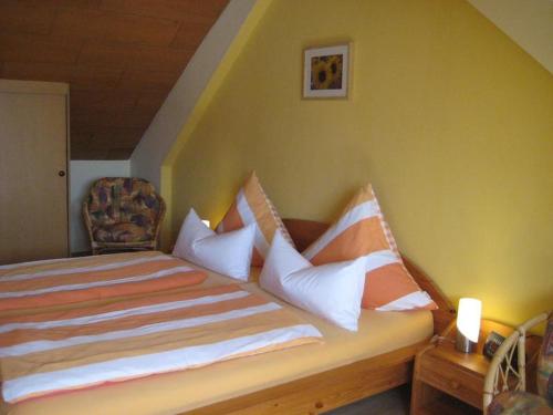 蒂蒂湖-新城Haus Anja的一间卧室配有带枕头和椅子的床