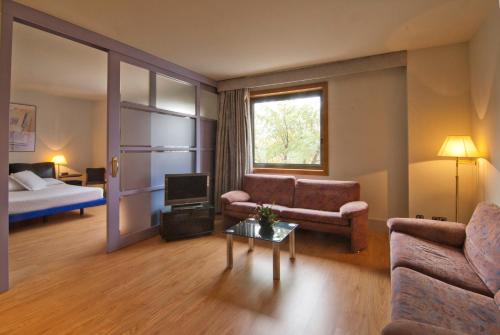 维拉弗兰卡宾纳戴斯Hotel Domo的带沙发、电视和床的客厅