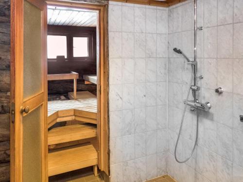 鲁卡Holiday Home Rukakämmekkä by Interhome的带淋浴和步入式淋浴间的浴室