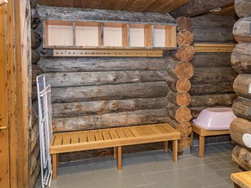 鲁卡Holiday Home Rukakämmekkä by Interhome的一间带卫生间和长凳的浴室