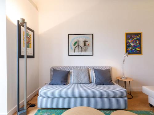 比亚里茨Studio Regina by Interhome的客厅里设有蓝色沙发