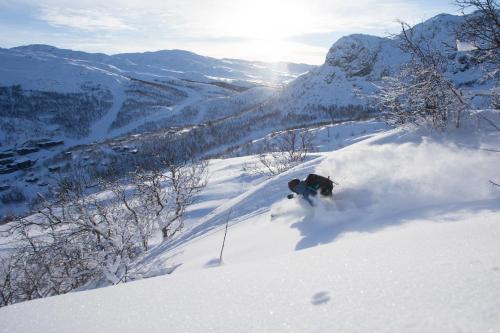 海姆瑟达尔Skigaarden的一个人在雪覆盖的山里滑雪