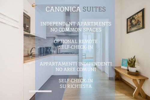 博洛尼亚Canonica Suites的客厅的楼梯,墙上有独立的卡纳迪语研究