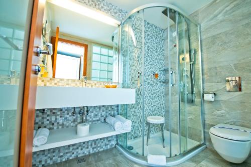 宁扎通度假酒店的带淋浴、卫生间和盥洗盆的浴室