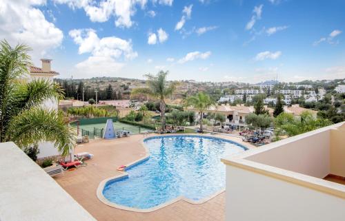 阿尔布费拉阿尔布费拉别墅酒店的从度假村的阳台上可欣赏到游泳池的景色