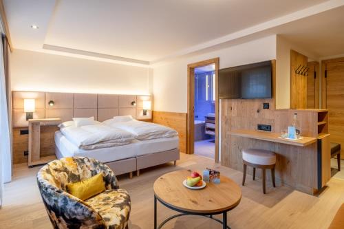 采尔马特Resort La Ginabelle的酒店客房配有一张床铺和一张桌子。