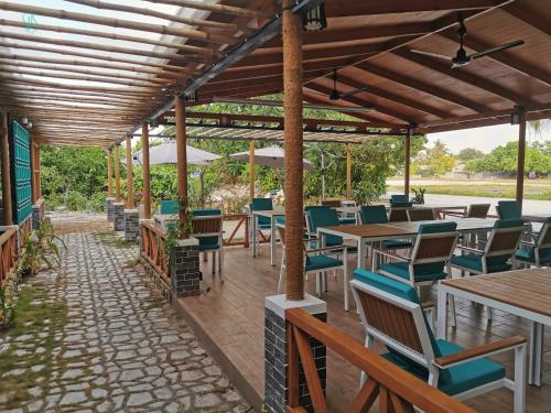 福拉杜岛Village Hideaways & Spas的餐厅的露台,配有桌椅