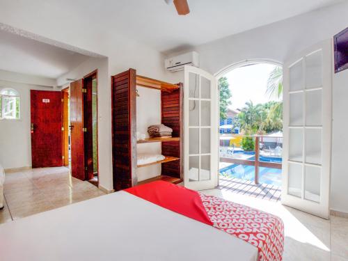 卡波布里奥OYO Pousada Recanto Shangrilá, Cabo Frio的一间卧室配有一张床,享有游泳池的景色